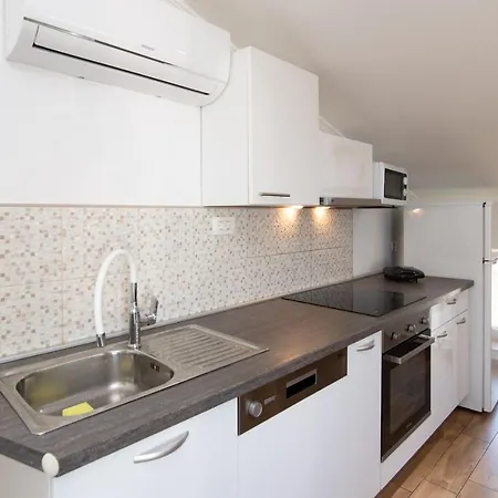 Apartman Anna-potkrovlje Ika