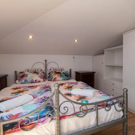Anna-potkrovlje Apartament