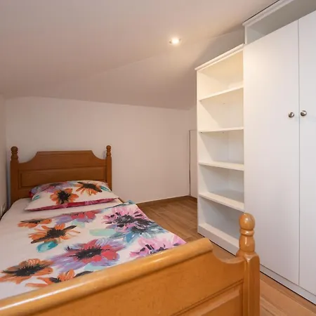 Anna-potkrovlje Apartamento *