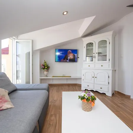 Apartamento Anna-potkrovlje Ika