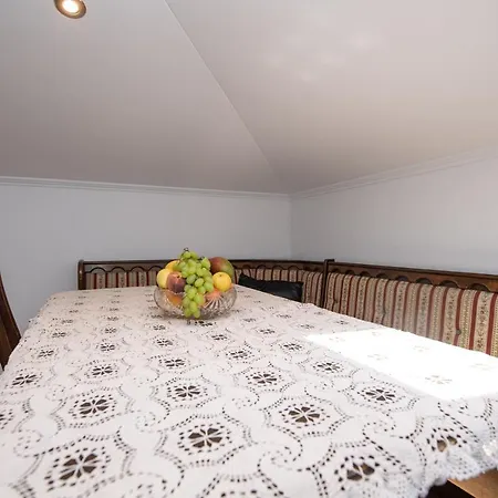 Anna-potkrovlje Apartamento Ika