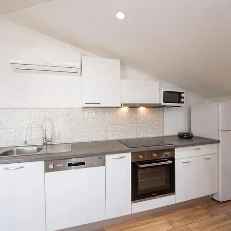 Anna-potkrovlje Apartamento