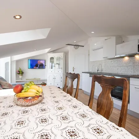 Apartamento Anna-potkrovlje Ika