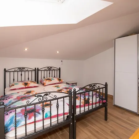 Anna-potkrovlje Apartamento Ika